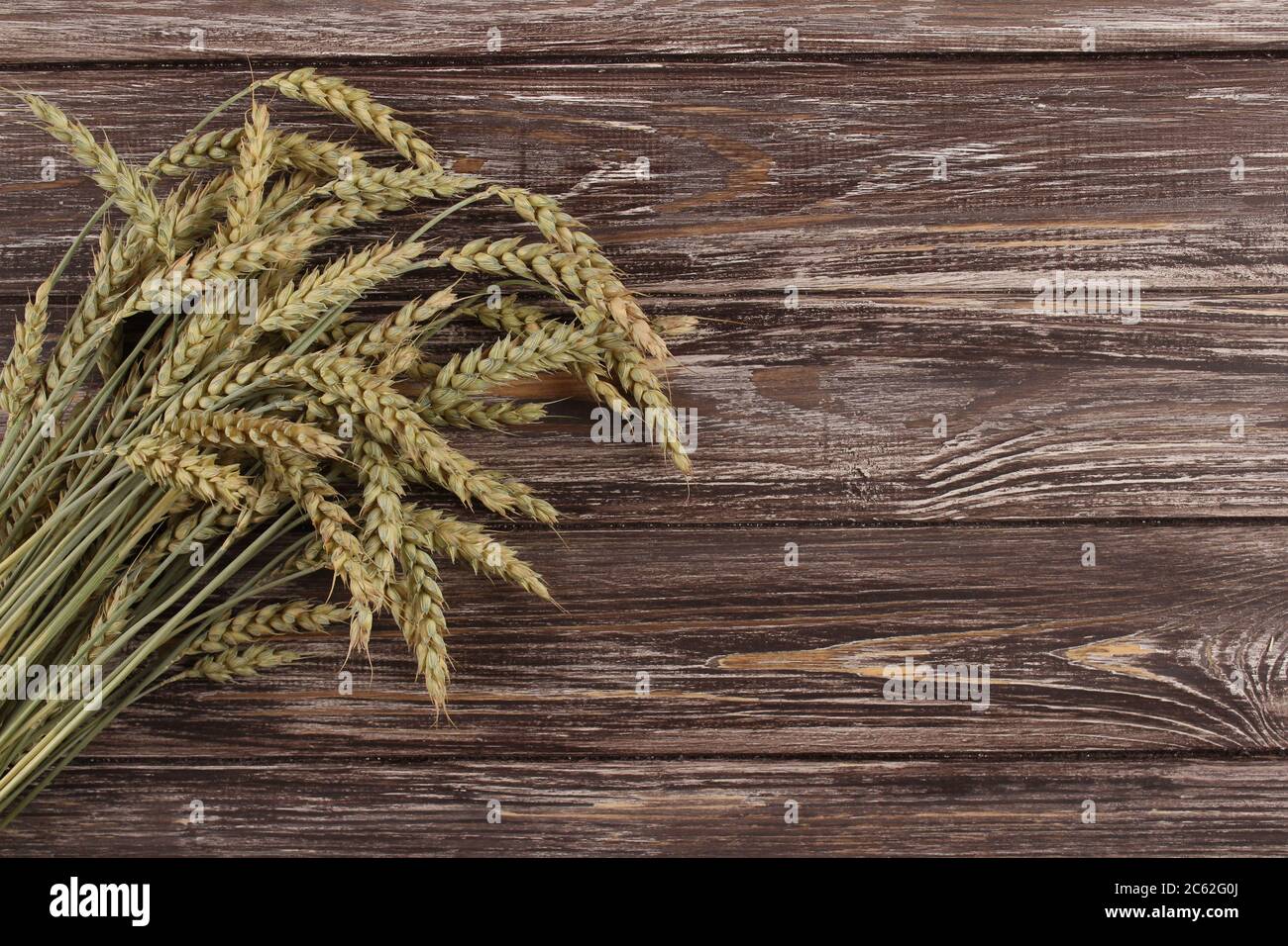 Foglia di spighe di segale, su tavola di legno naturale con copyspace per il tuo testo. Concetto di agricoltura sostenibile e intelligente Foto Stock