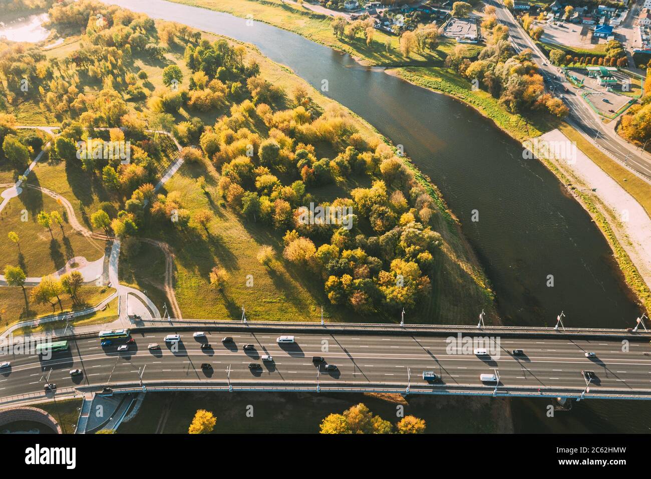 Mahiliou, Bielorussia. Veduta aerea del Ponte sul fiume Dnieper a Mogilev. Vista aerea dello skyline in autunno. Vista dall'alto Foto Stock