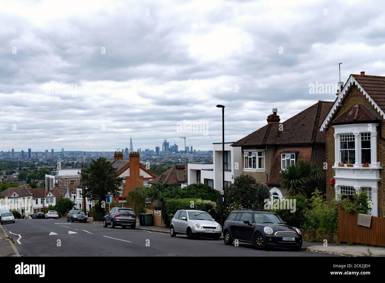 Vista della città di Londra da una strada residenziale su Forest Hill, nel sud-est di Londra Foto Stock