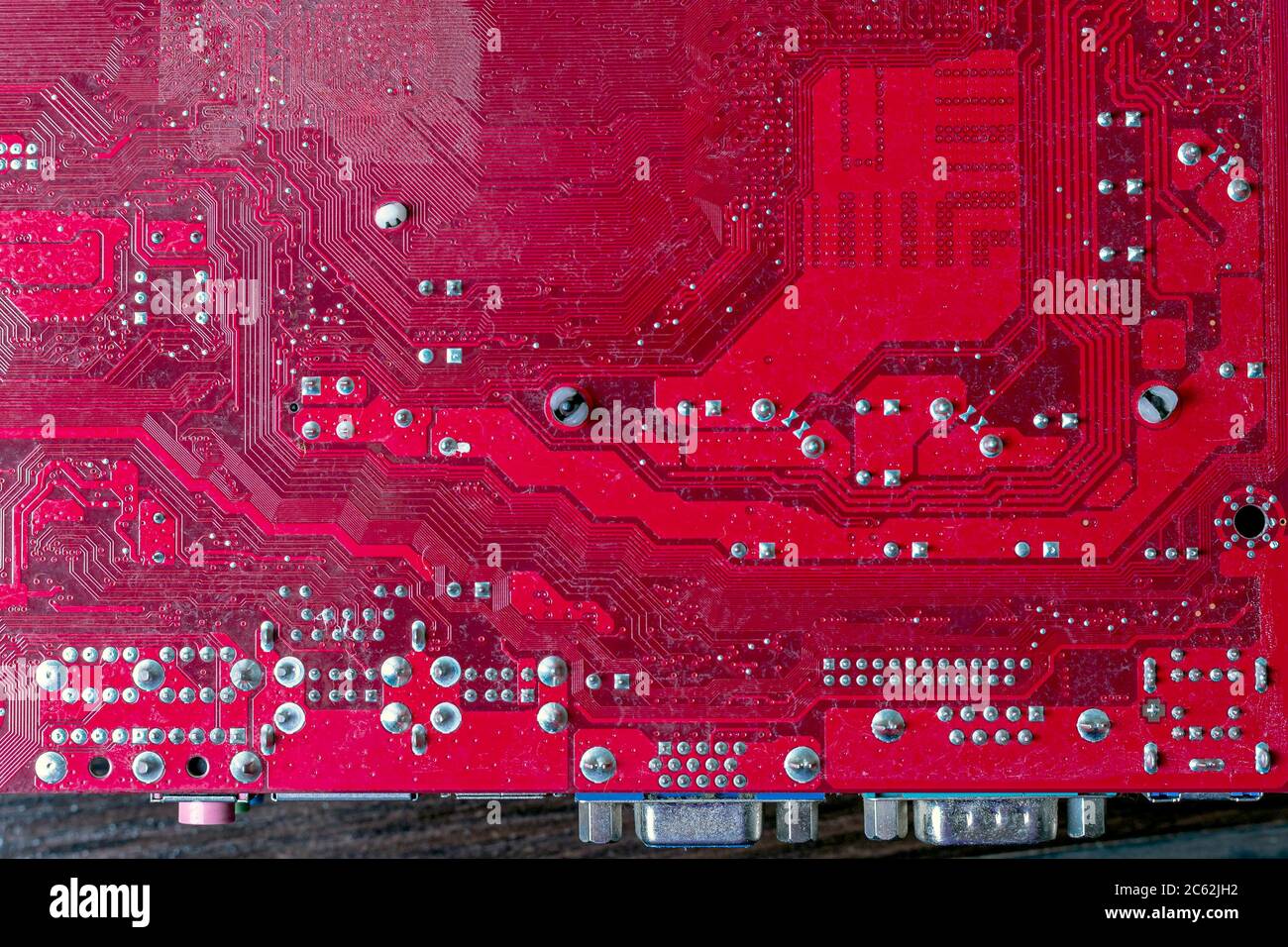 Scheda a circuito stampato con porte su sfondo marrone. Componenti hardware. Primo piano, vista dall'alto Foto Stock