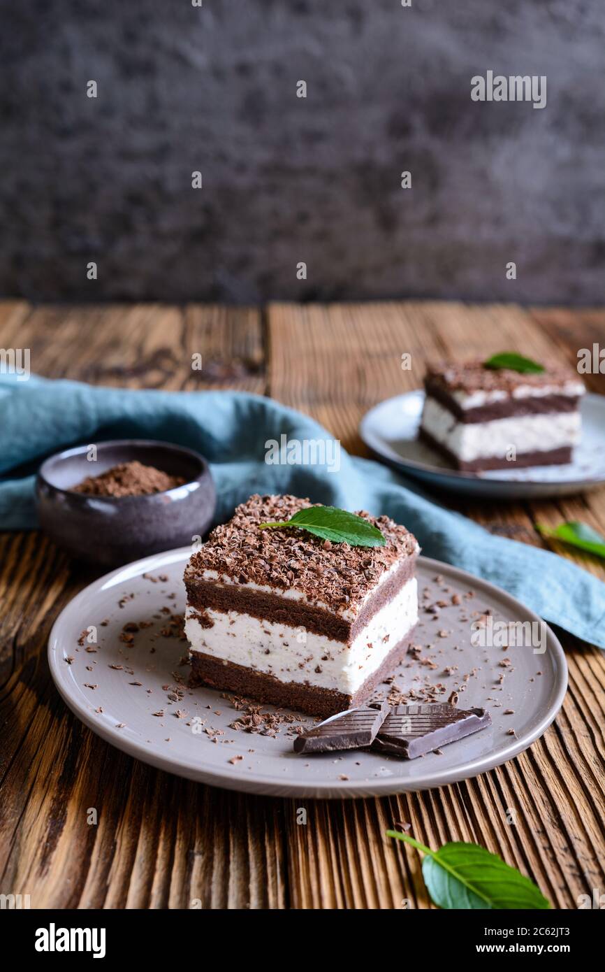 Torta rinfrescante di Stracciatella cosparsa di trucioli di cioccolato serviti su un piatto di ceramica Foto Stock