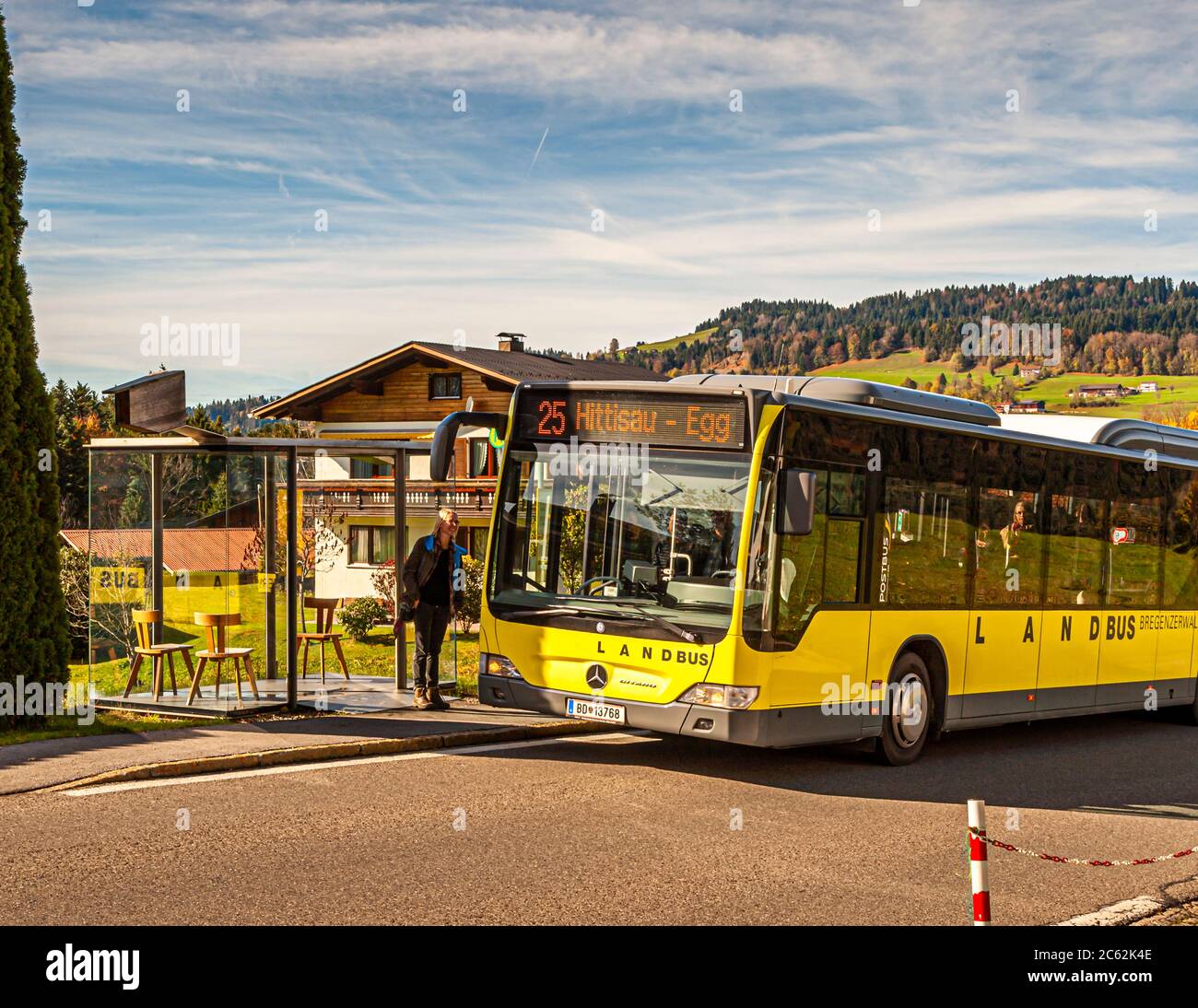 AUTOBUS: FERMATA Zwing, progettato da Smiljan Radic, Cile. I rifugi per autobus Krumbach sono stati progettati da architetti di tutto il mondo, che attirano l'attenzione sul servizio di mobilità quotidiano. Bregenzerwald Austria Foto Stock