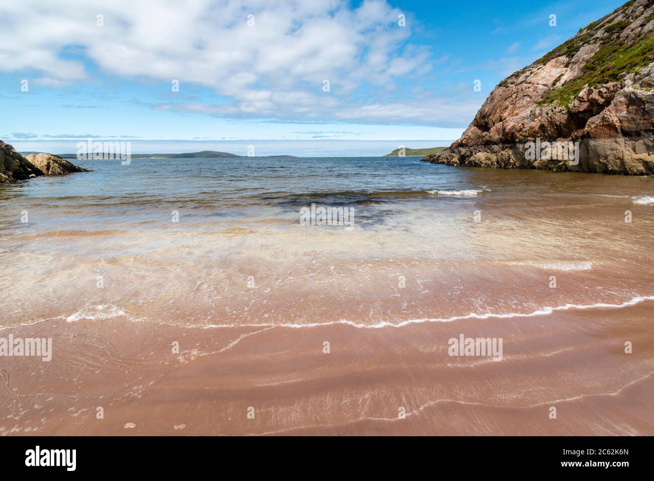 GRUINARD BAY E BEACH ROSS E CROMARTY WEST COAST SCOZIA INIZIO ESTATE PICCOLA COVE CON ONDE SU SABBIA BIANCA Foto Stock