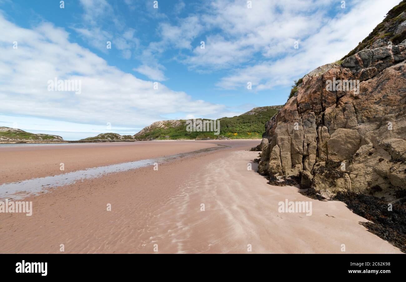 GRUINARD BAY E BEACH ROSS E CROMARTY WEST COAST SCOZIA INIZIO ESTATE LA SPIAGGIA E GRANDE ROCCIA CON UN CIELO BLU Foto Stock