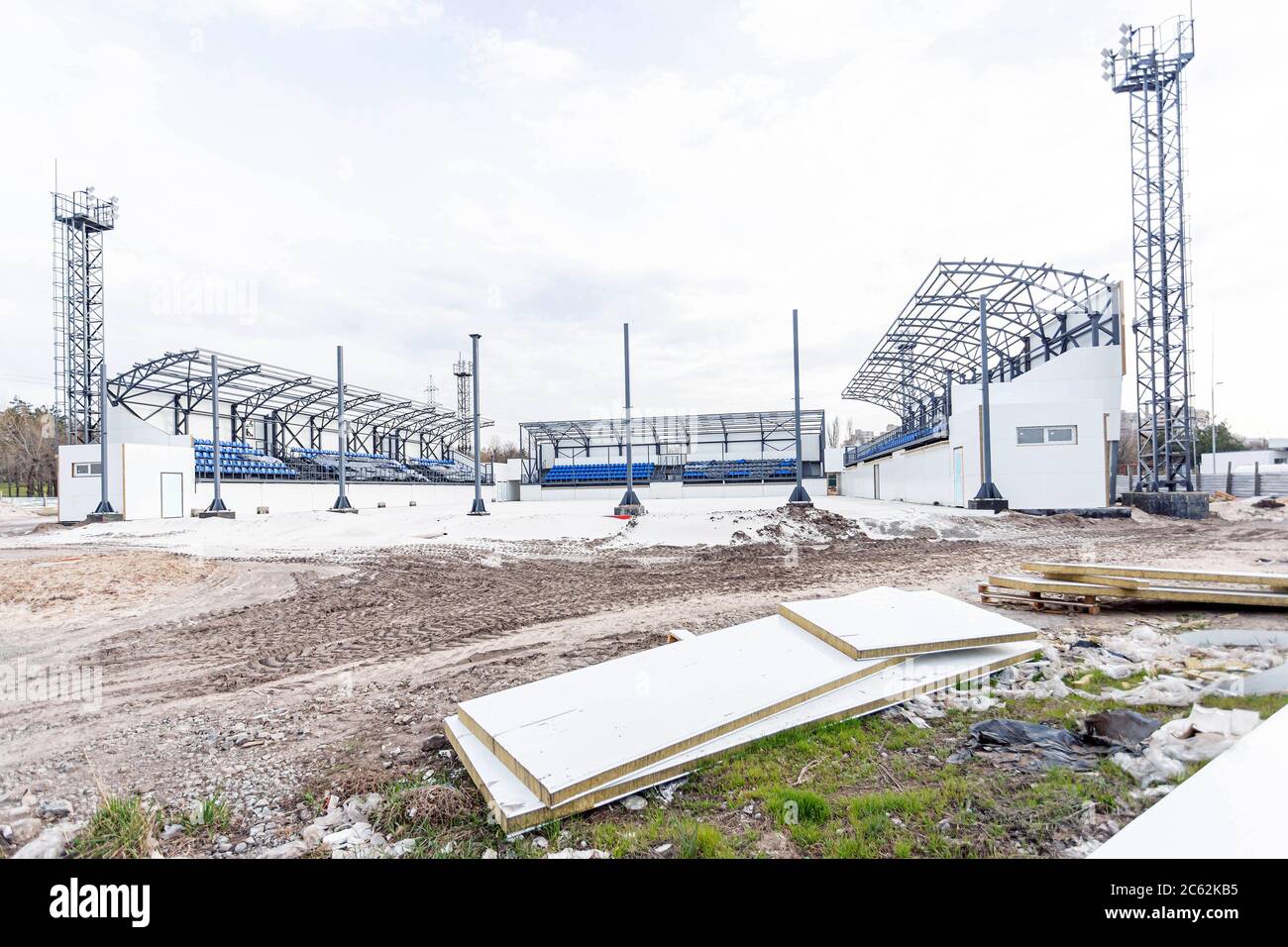 Nuovo e piccolo stadio per giochi estivi in costruzione circondato da recinzione in una giornata nuvolosa di primavera. Concetto di idea di progettazione, sfondo Foto Stock