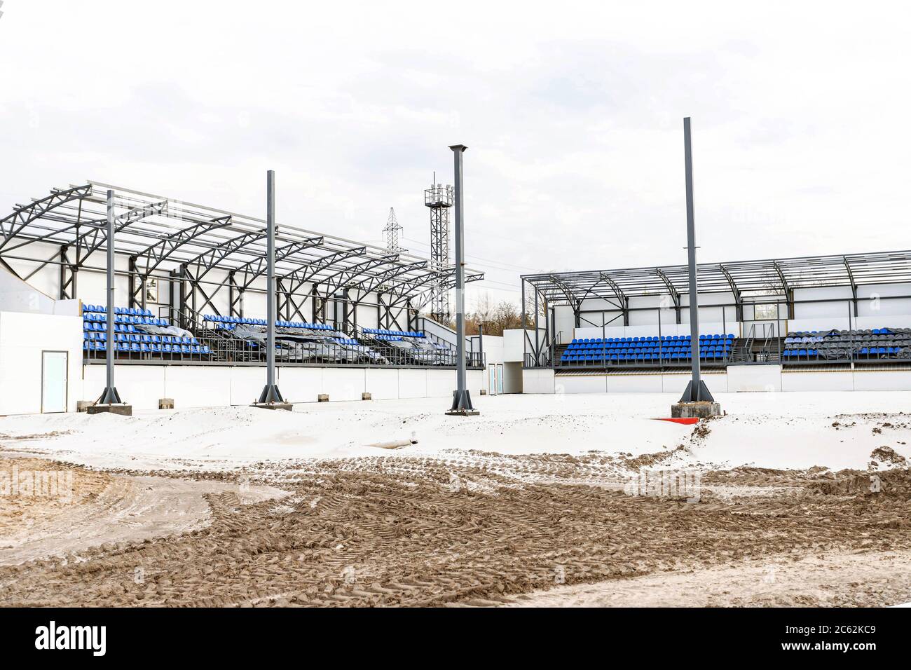 Vista laterale del nuovo e piccolo stadio per i giochi estivi in costruzione in una giornata nuvolosa di primavera. Concetto di idea di progettazione, sfondo Foto Stock