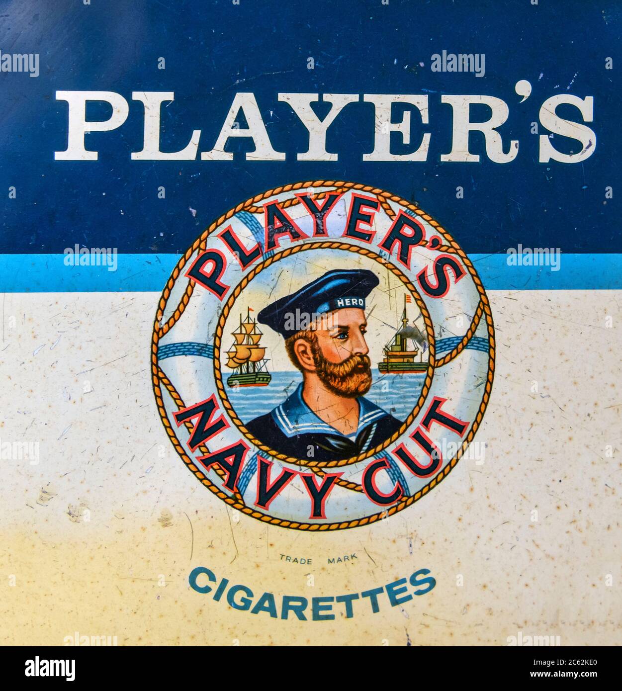 Pubblicità di sigaretta Navy Cut del giocatore su un vecchio vassoio Foto Stock