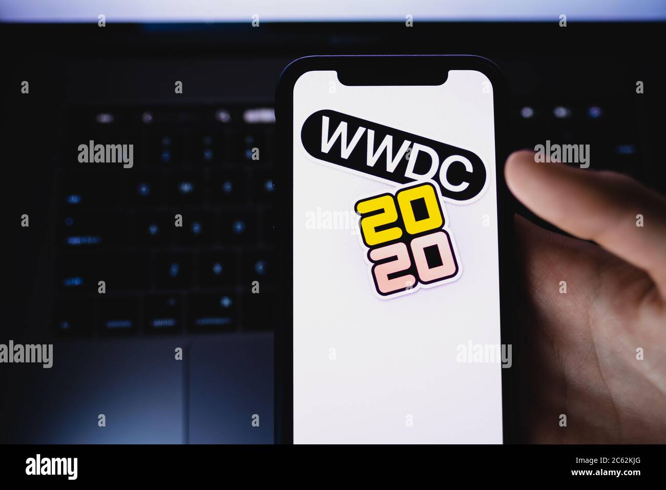 IPhone con il logo WWDC 2020 Apple Event sullo schermo Foto Stock