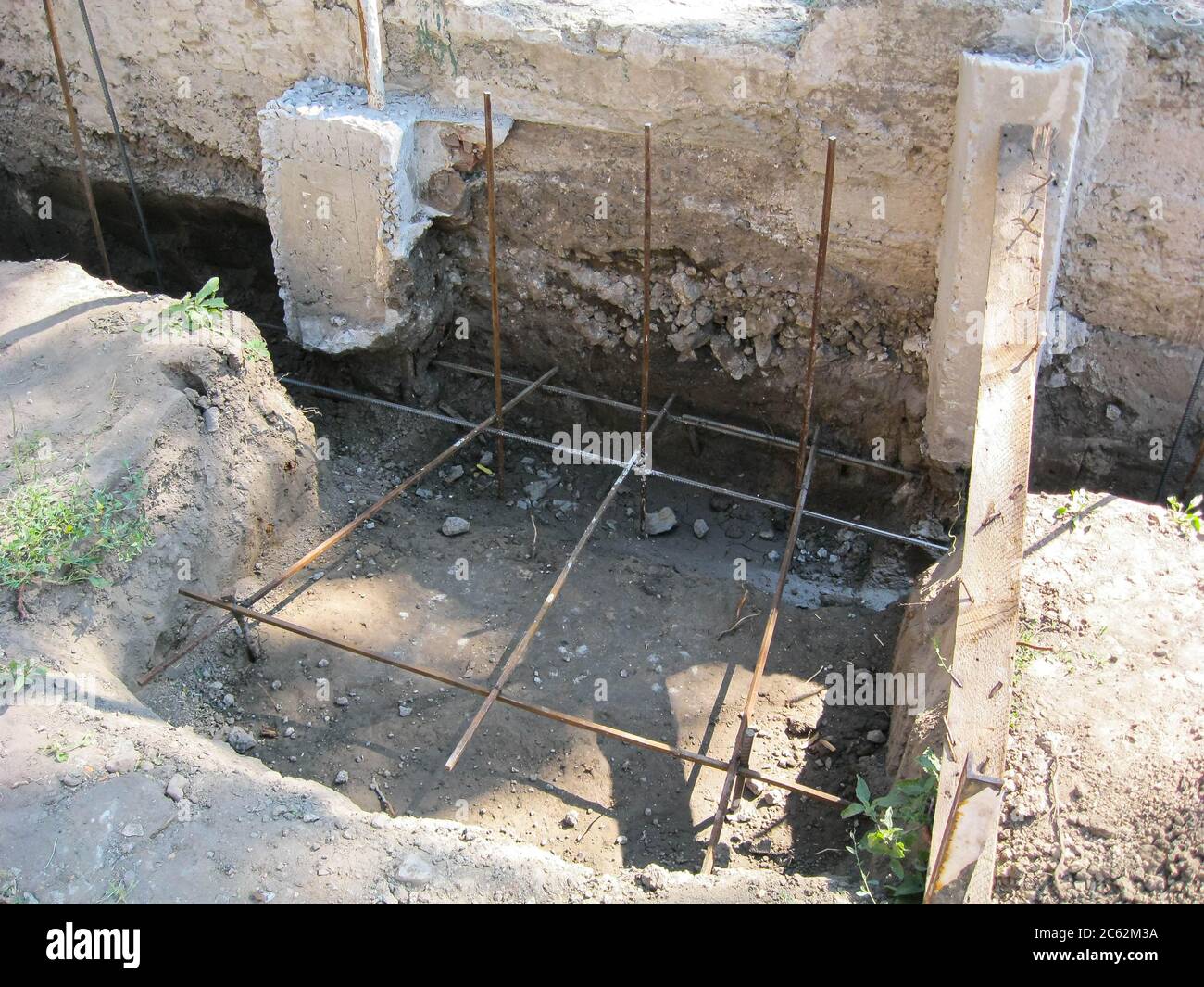 Buca per la fondazione. Costruzione di una casa o recinzione. Foto Stock