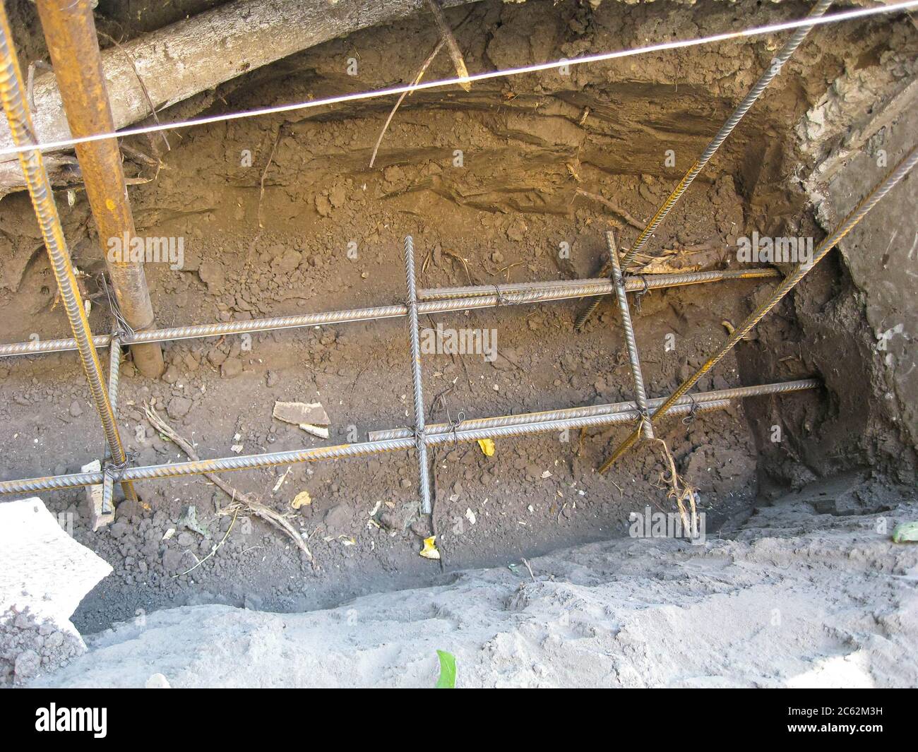 Grande fossa per la colata di calcestruzzo sotto la fondazione dell'edificio. Foto Stock