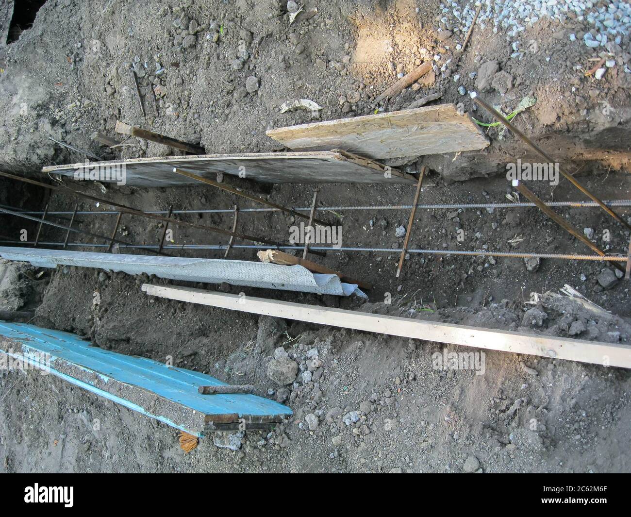 Trincea di fondazione per la costruzione della recinzione. Primo piano dall'alto. Foto Stock