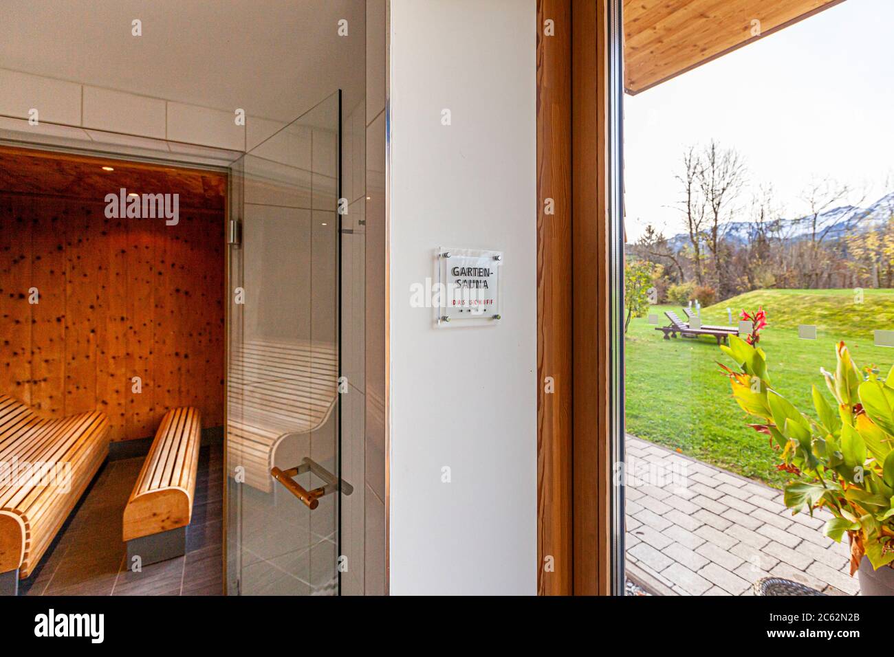 Sauna in Hotel-Sauna a Hittisau, Austria. Una vista come dipinta: Dalla sauna si guarda anche verso la natura a sud Foto Stock