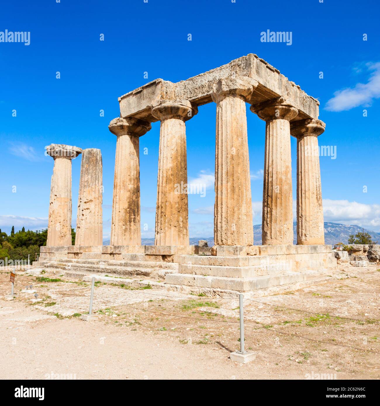 Tempio di Apollo a Corinto antico, penisola del Peloponneso, Grecia. Antica Corinto era uno dei più grandi e più importanti città della Grecia. Foto Stock