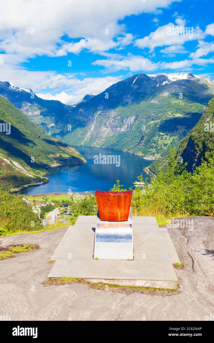Regina Sonja di Norvegia trono al punto di vista Flydalsjuvet presso il Geirangerfjord vicino al villaggio di Geiranger in Norvegia Foto Stock