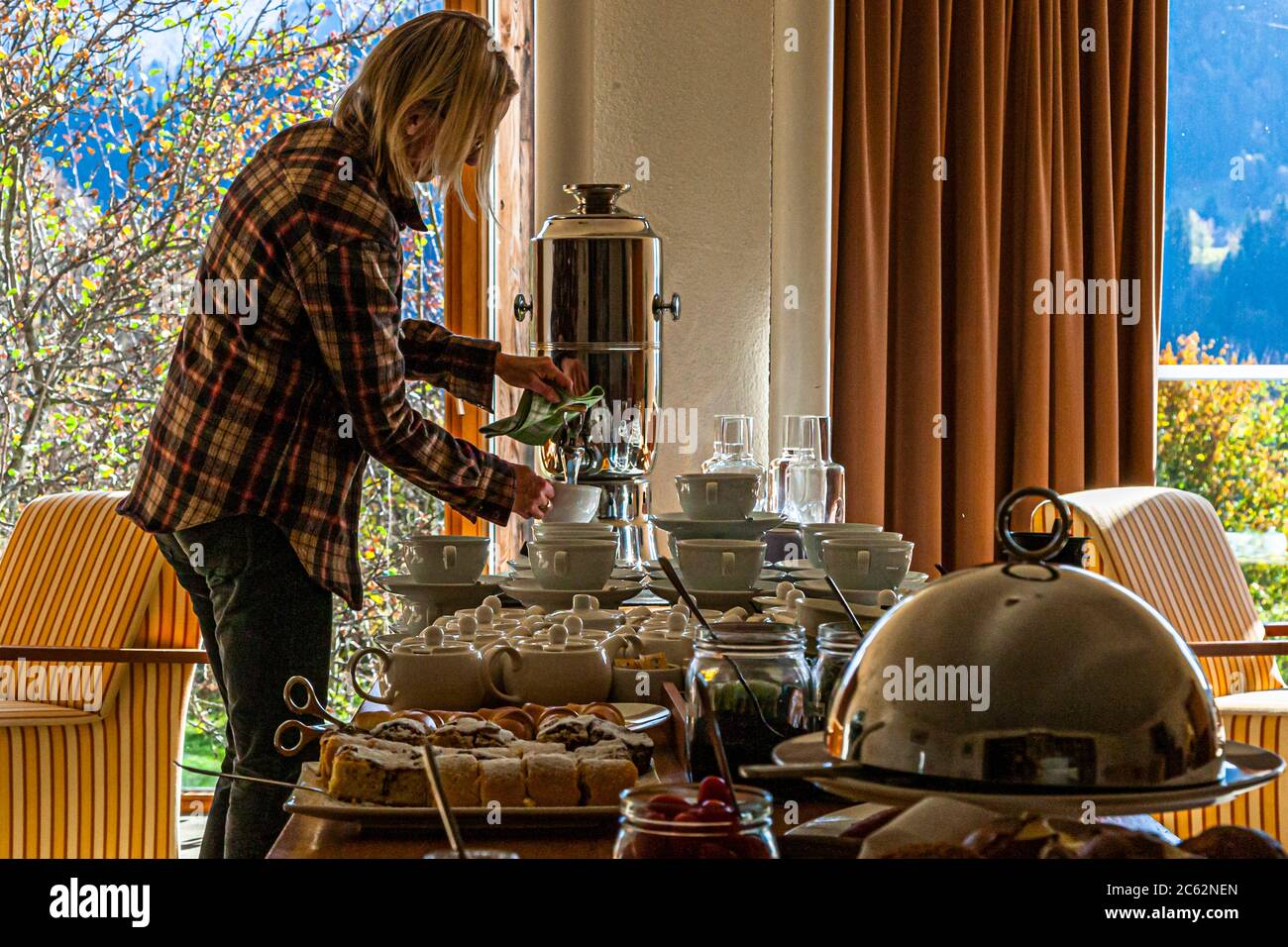 Tè, torta e naturalmente una selezione di formaggi sono pronti per gli ospiti dell'hotel nel pomeriggio all'Hotel Schiff di Hittisau, Austria Foto Stock