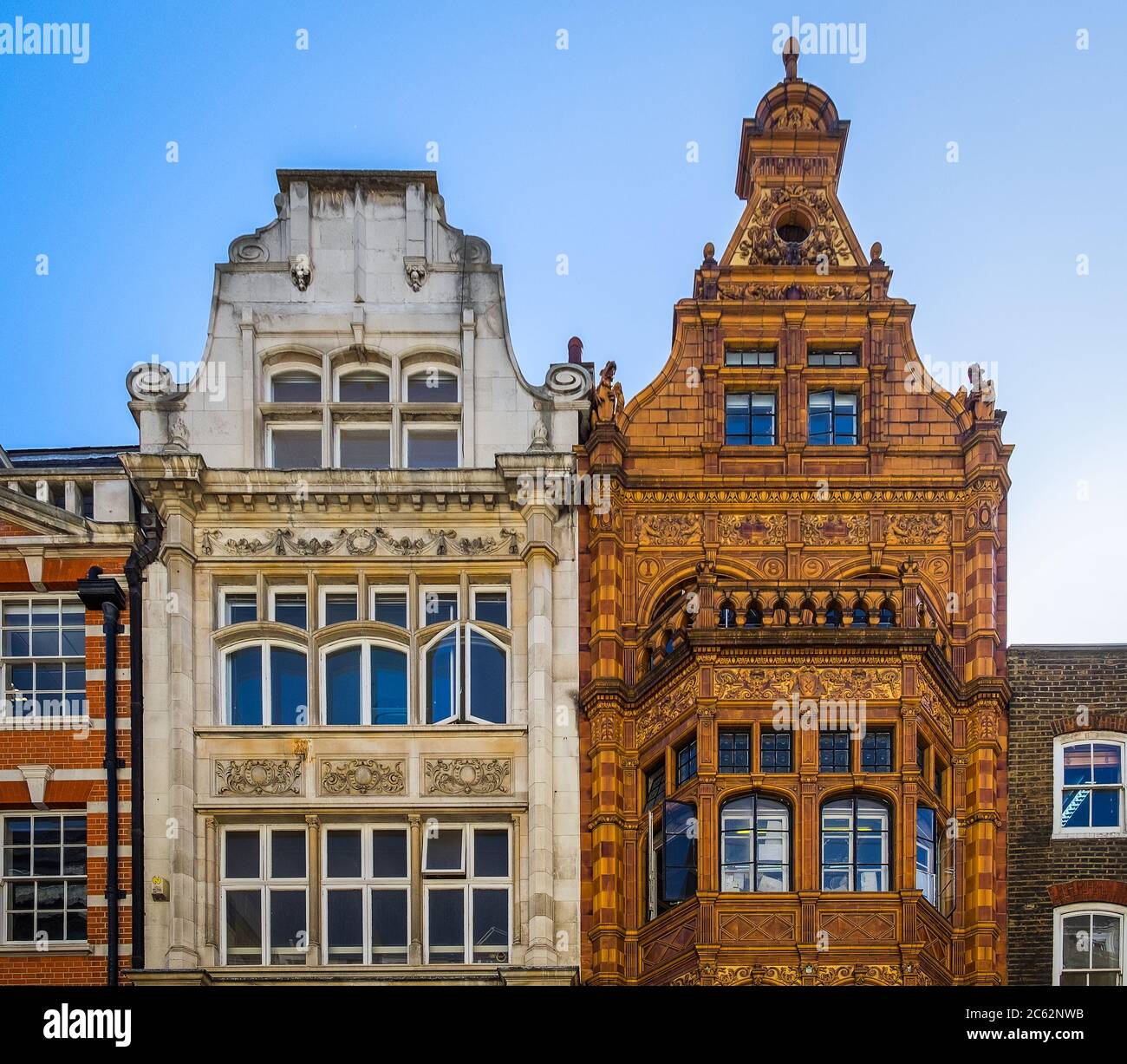 Londra, UK, marzo 2019, vista della parte superiore del 45 & 47 Maddox St edificio a Mayfair Foto Stock