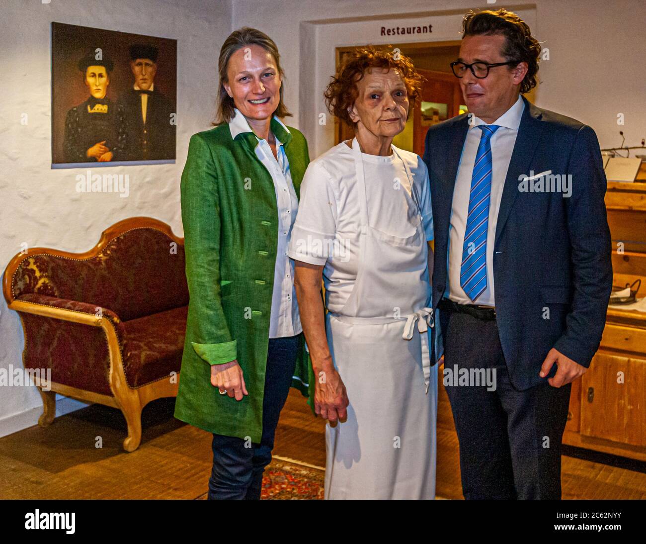 Tre generazioni di albergatori all'Hotel Das Schiff Hittisau, Austria. Sul muro una foto dei nonni e incorniciata dalla coppia attuale proprietario sua madre Erna Metzler. Foto Stock