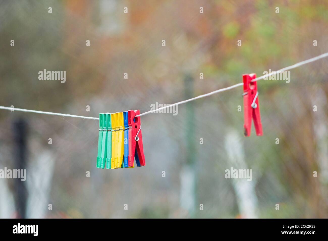 Stendibiancheria colorata su un vestito in villaggio Foto Stock