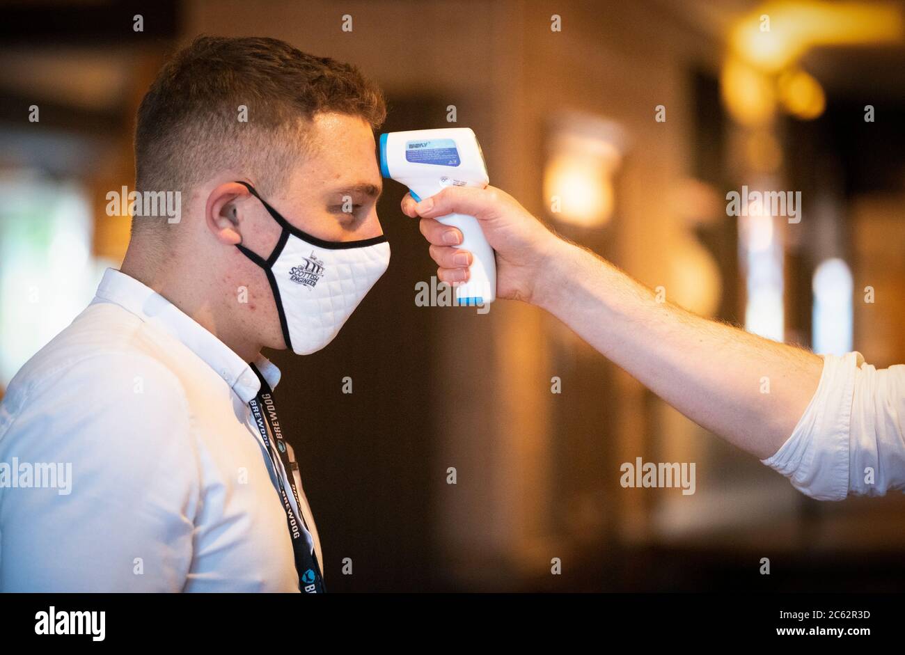 Il barman ben Leslie fa controllare la temperatura prima di iniziare il suo turno al pub Scottish Engineer di Edimburgo, mentre i giardini di birra e le aree di ristoro all'aperto riaprono al pubblico per la prima volta mentre la Scozia continua con la graduale eliminazione delle restrizioni per uscire dal blocco. Foto Stock