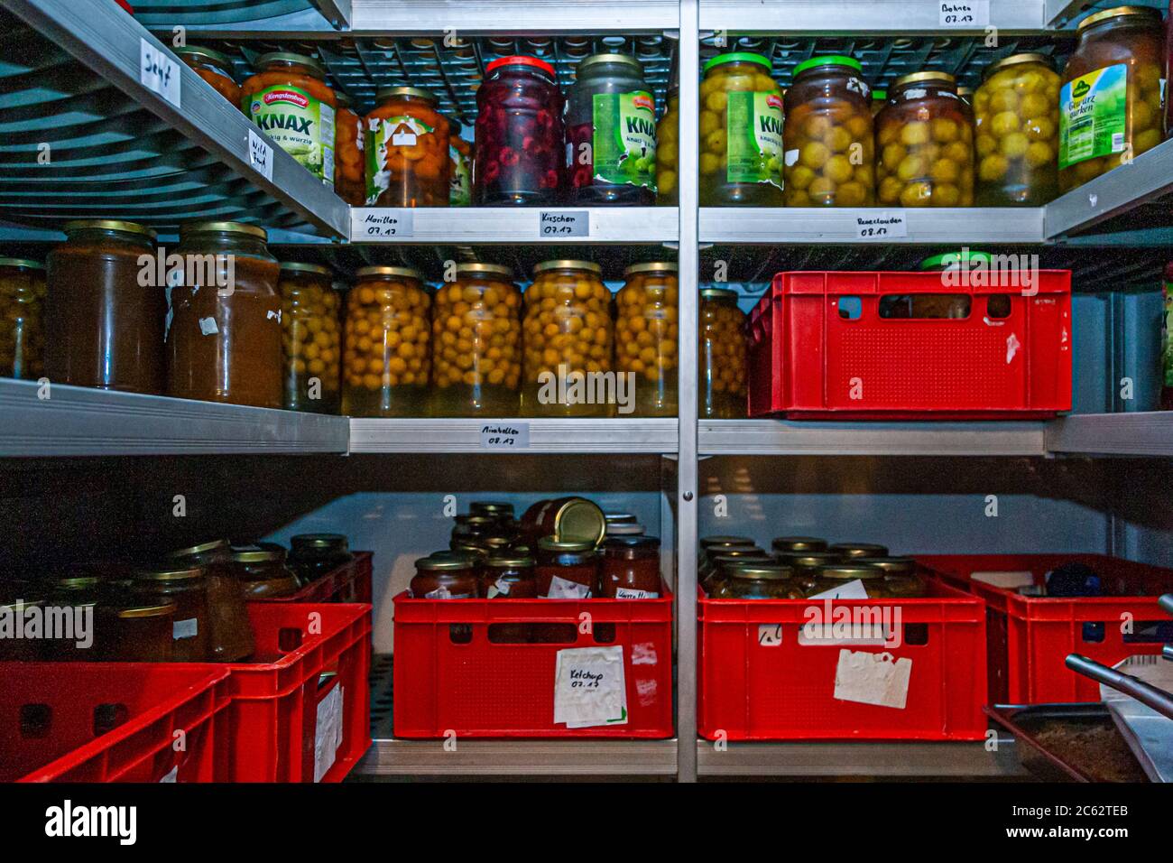 Christian Fleuter permette alla giornalista alimentare Angela Berg di dare un'occhiata alla camera del tesoro di Oberstdorf, Germania Foto Stock