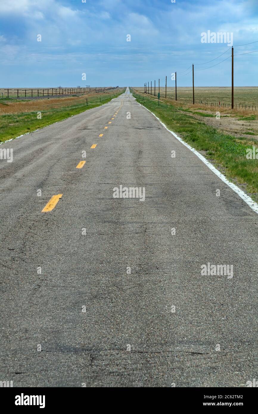 Desolata strada rurale all'orizzonte, Kansas, Stati Uniti Foto Stock