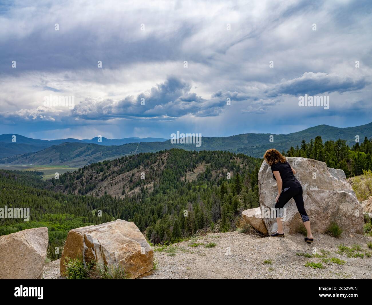 Donna che guarda sul bordo della scogliera, Monarch Colorado, Stati Uniti Foto Stock