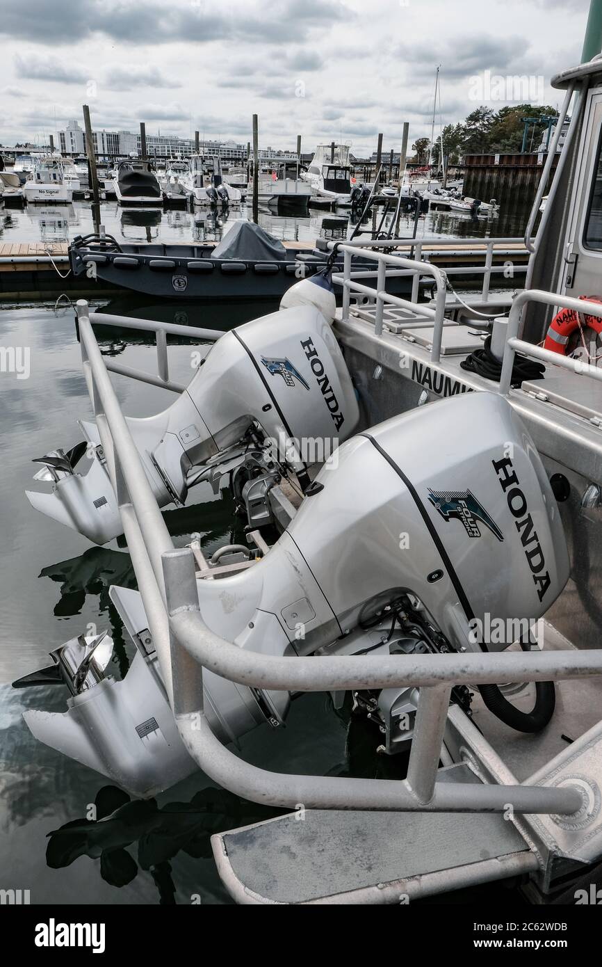 Nuovo concetto di barca a motore da pesca visto in un tranquillo porto di Salem ormeggiato per il giorno, con un mare calmo visto in lontananza. Foto Stock
