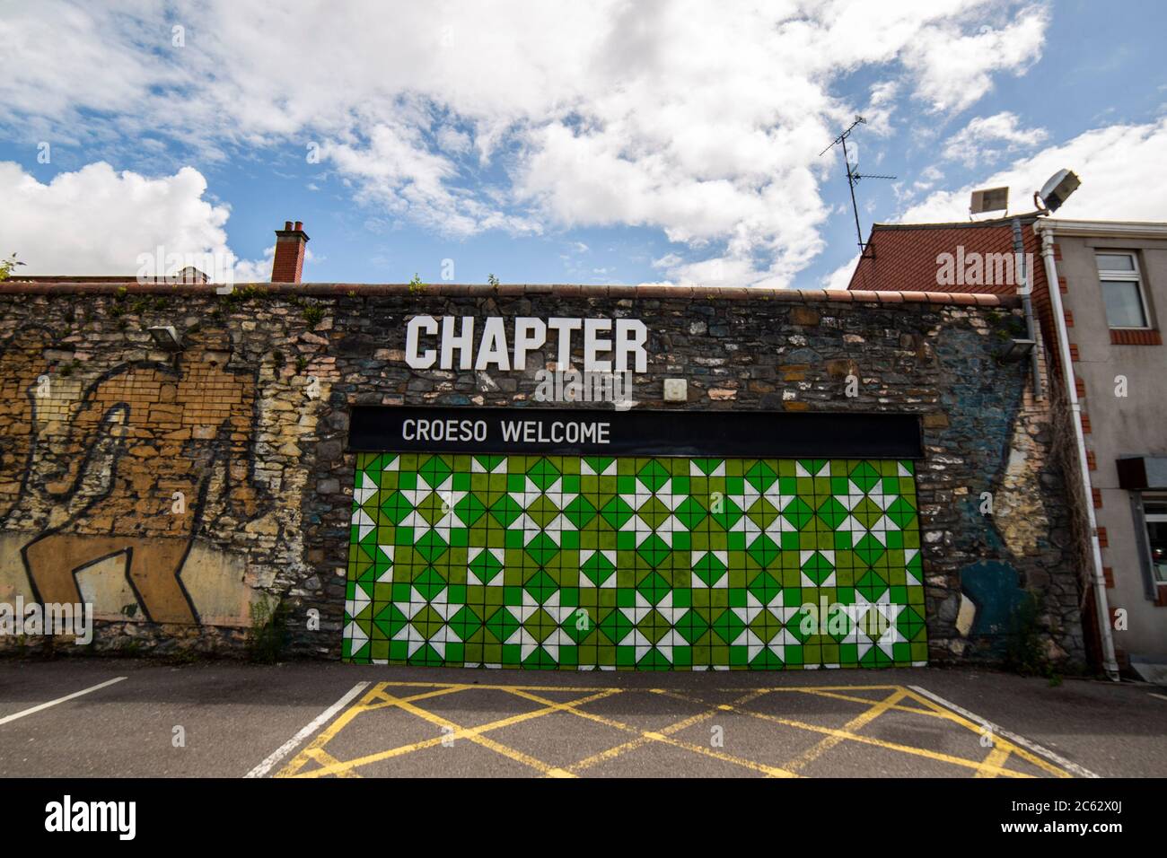 Una vista esterna di un mosaico sulle porte del Centro artistico Capitolo temporaneamente chiuso a Cardiff, luglio 2020. Foto Stock