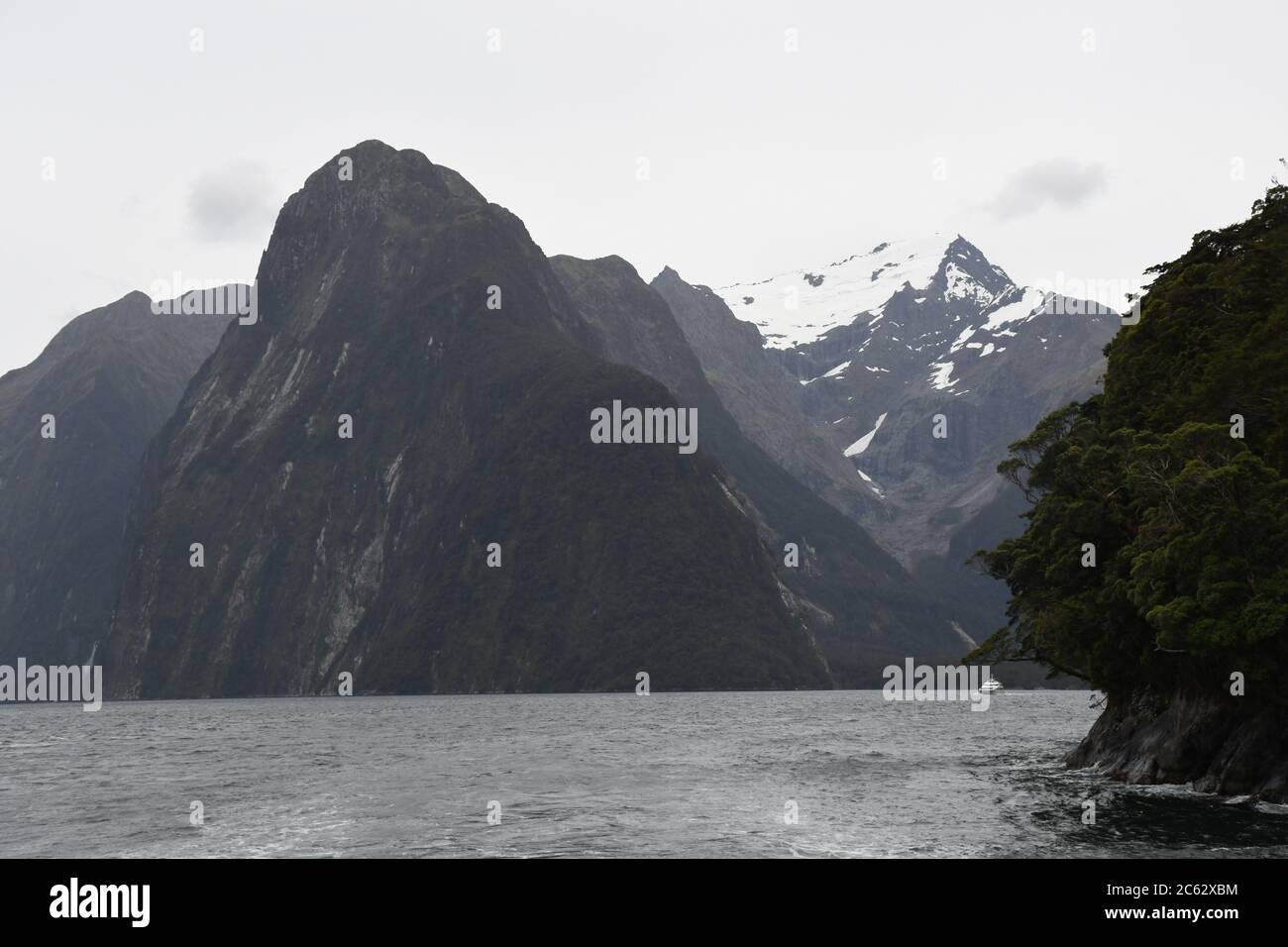 Milford Sound, sull'Isola del Sud della Nuova Zelanda, è un fiordo scolpito dal ghiacciaio che presenta diversi paesaggi mozzafiato utilizzati nel Signore degli anelli. Foto Stock