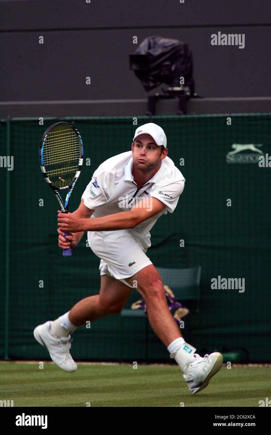 Andy Roddick in azione contro Fernando Verdasco durante il terzo round match a Wimbledon nel 2007. Foto Stock
