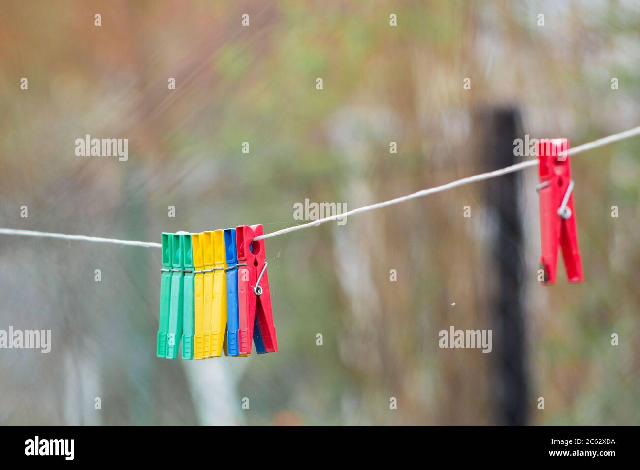 Stendibiancheria colorata su un vestito in villaggio Foto Stock