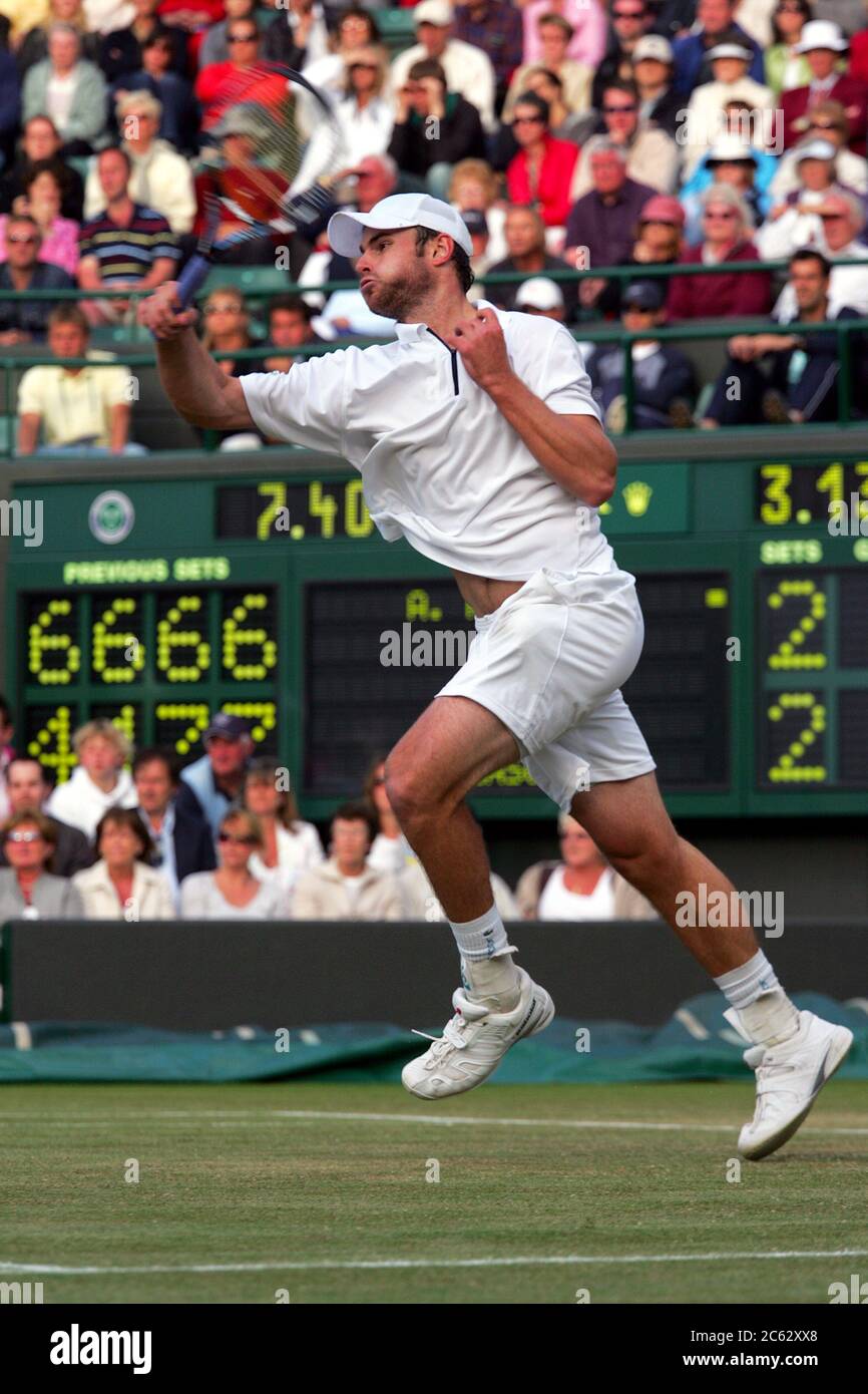 Andy Roddick in azione contro Richard Gasquet durante la loro partita finale a Wimbledon nel 2007. Foto Stock