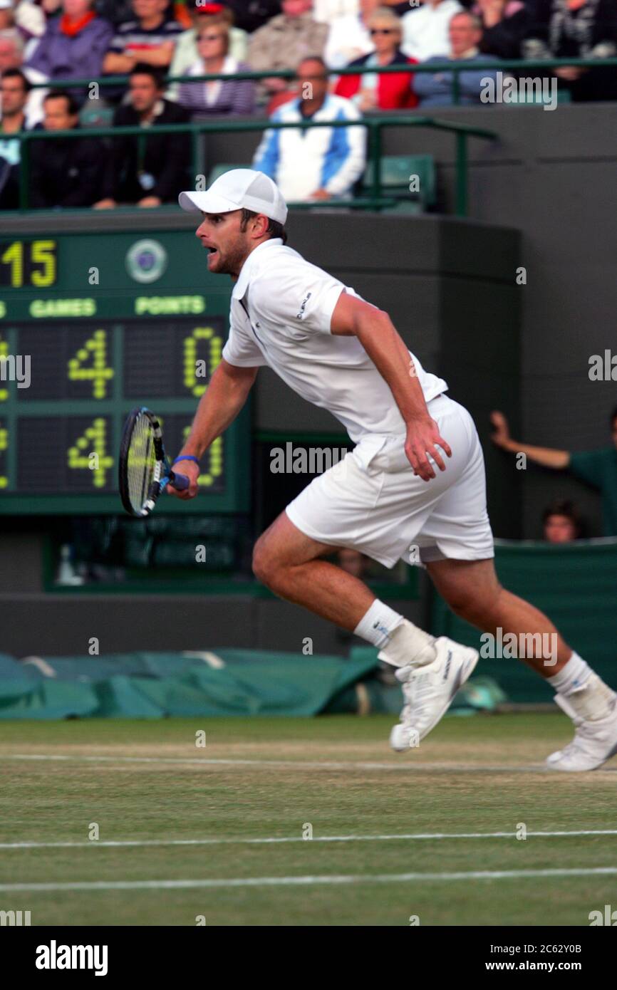 Andy Roddick in azione contro Richard Gasquet durante la loro partita finale a Wimbledon nel 2007. Foto Stock