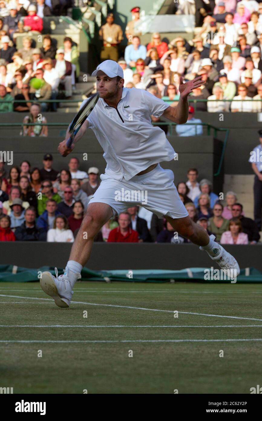 Andy Roddick in azione contro Richard Gasquet durante la loro partita finale a Wimbledon nel 2007. Foto Stock