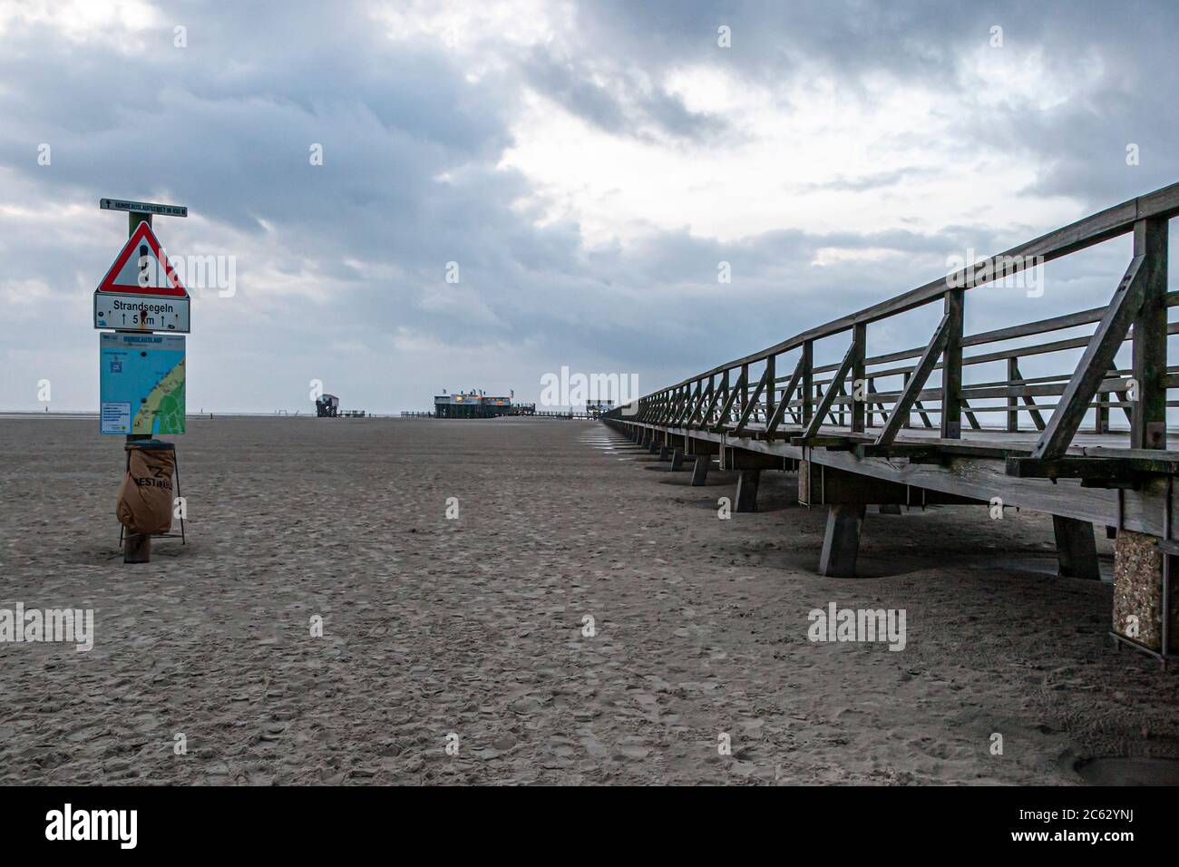 Spiaggia di Sankt Peter-Ording, Germania. Le palafitte si innalzano fino a sette metri sopra la spiaggia. Da oltre 100 anni, le costruzioni in legno di larice hanno modellato l'immagine della spiaggia di San Pietro-Ording. Dimora del lago, casa molo sulla spiaggia di San Pietro Ording in Germania Foto Stock