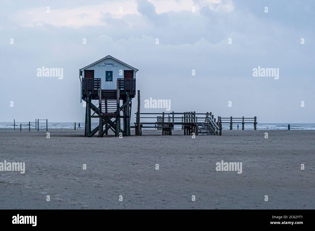 Spiaggia di Sankt Peter-Ording, Germania. Le palafitte si innalzano fino a sette metri sopra la spiaggia. Da oltre 100 anni, le costruzioni in legno di larice hanno modellato l'immagine della spiaggia di San Pietro-Ording. Dimora del lago, casa molo sulla spiaggia di San Pietro Ording in Germania Foto Stock