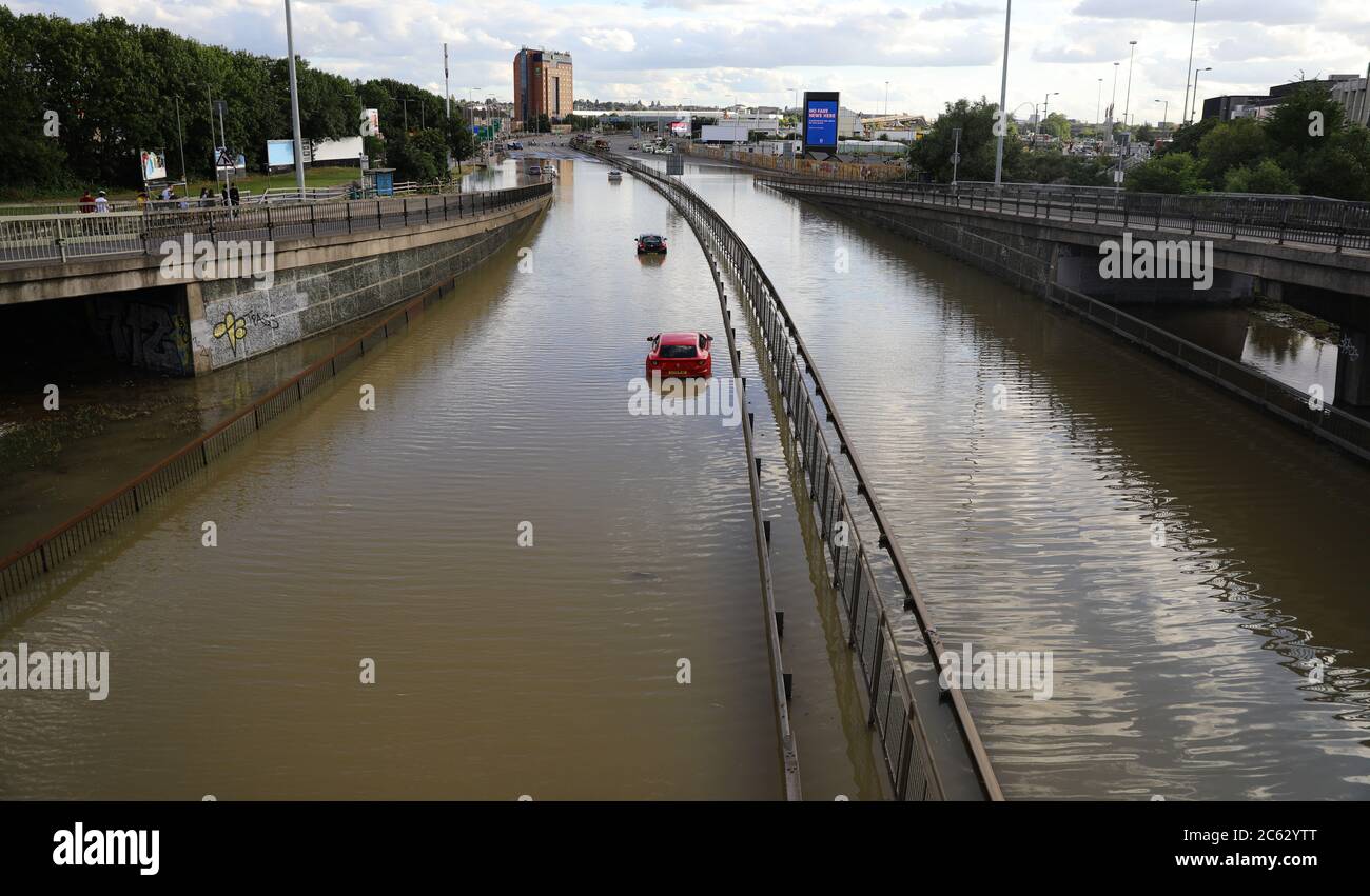 Automobili abbandonate in acqua alluvionale sulla North Circular Road vicino a Brent Cross, a nord di Londra, dopo uno scoppio della rete idrica. Foto Stock