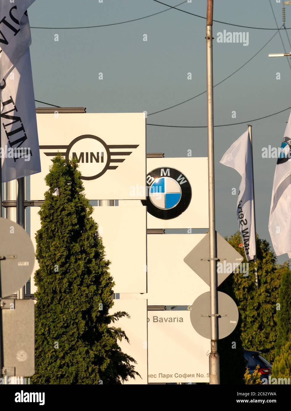 Cartelli e bandiere con logo BMW e Mini presso il principale negozio e sede centrale di Sofia Bulgaria Foto Stock