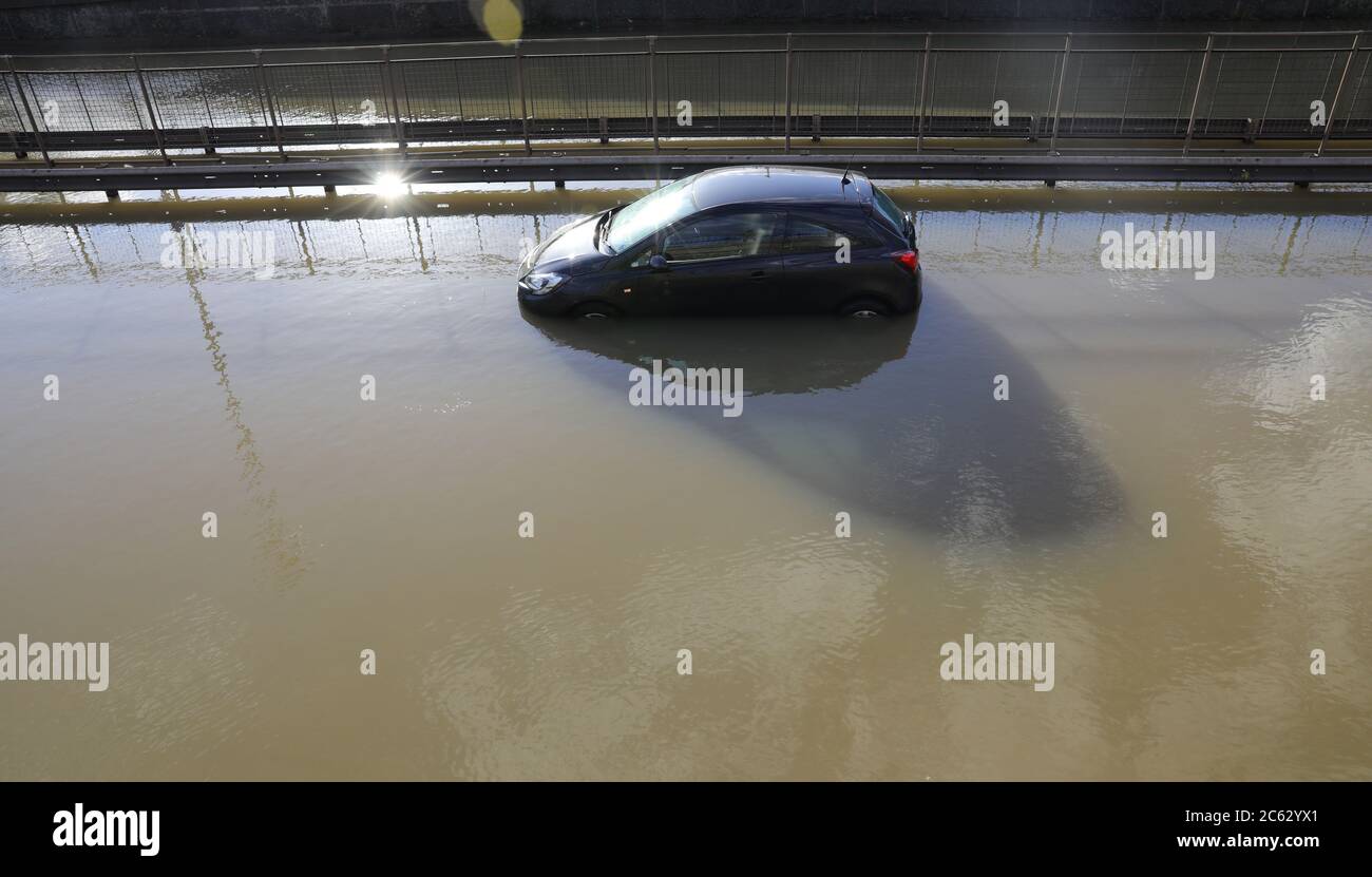 Un'auto abbandonata in acqua alluvionale sulla North Circular Road vicino a Brent Cross, a nord di Londra, dopo uno scoppio della rete idrica. Foto Stock