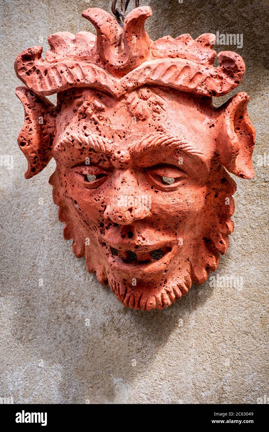 Maschera di terracotta a forma di demone. Arte italiana fatta a mano Foto Stock