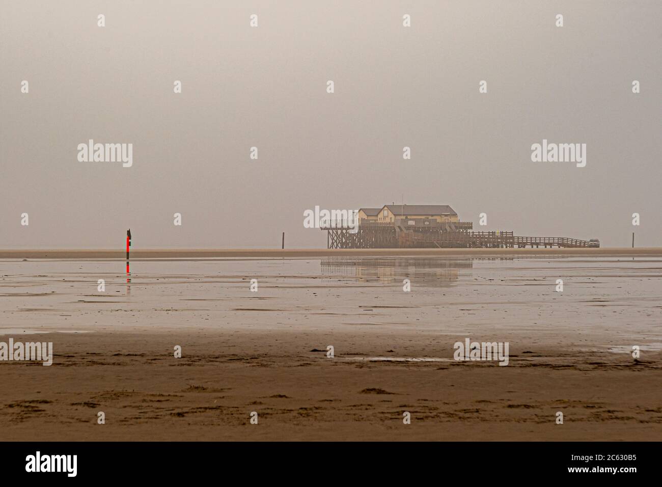 Le palafitte si innalzano fino a sette metri sopra la spiaggia. Da oltre 100 anni, le costruzioni in legno di larice hanno modellato l'immagine della spiaggia di San Pietro-Ording. Dimora del lago, casa molo sulla spiaggia di San Pietro Ording in Germania Foto Stock
