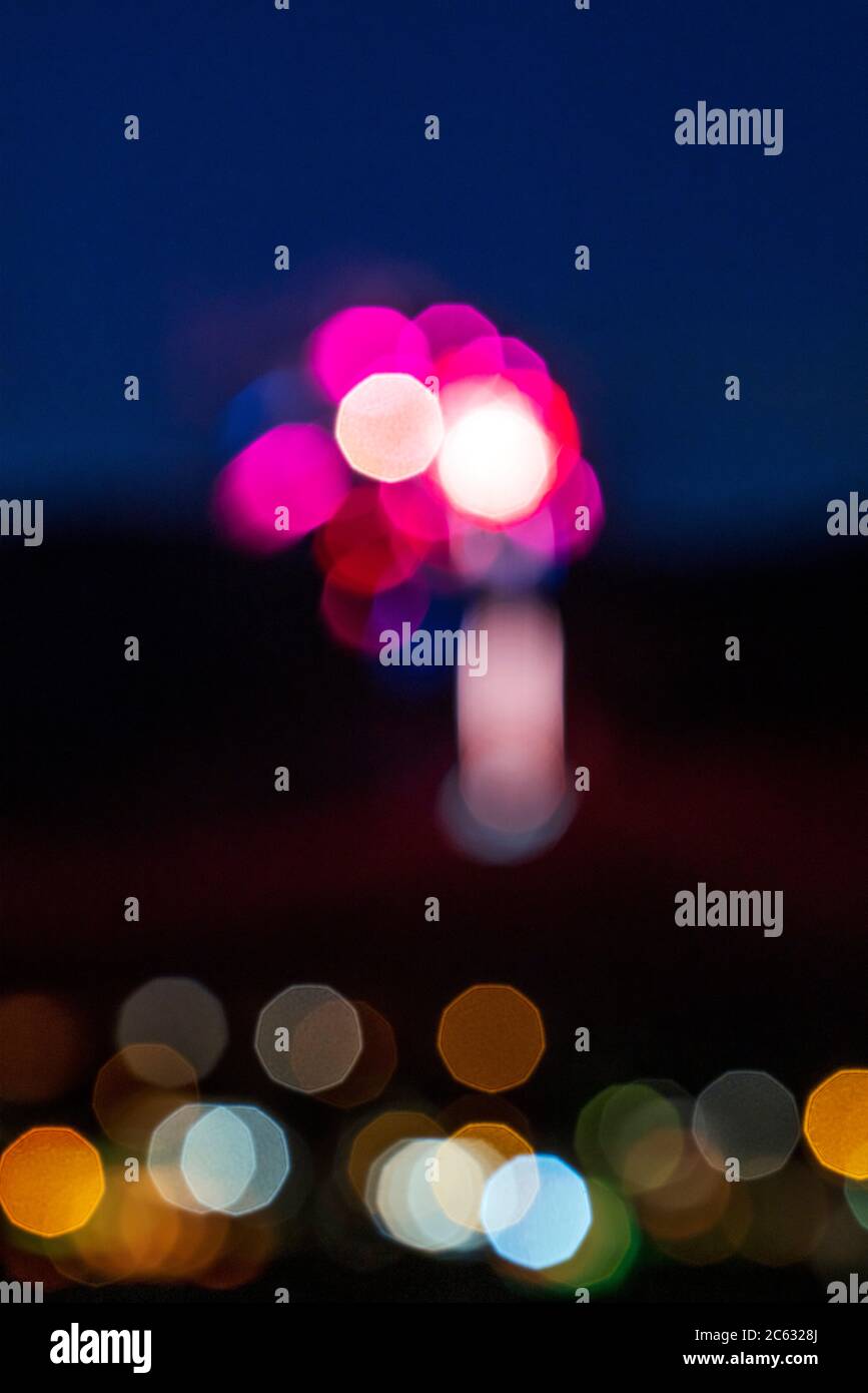Bokeh; fuori fuoco; fuochi d'artificio del 4 luglio su 'S' Mountain; Salida; Colorado; USA Foto Stock