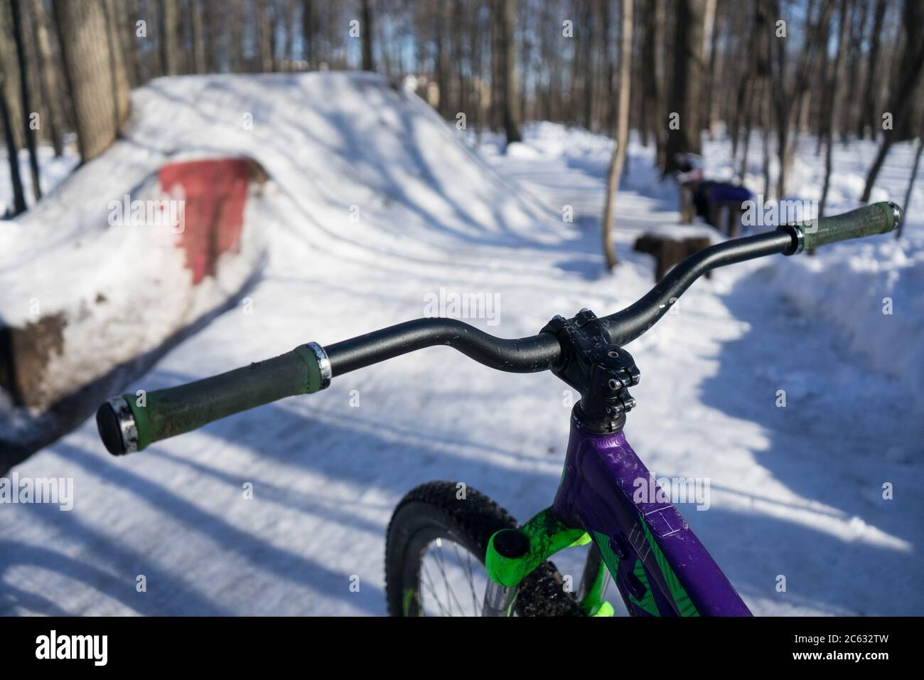 la moto si trova sullo sfondo del salto di sporcizia in inverno Foto Stock