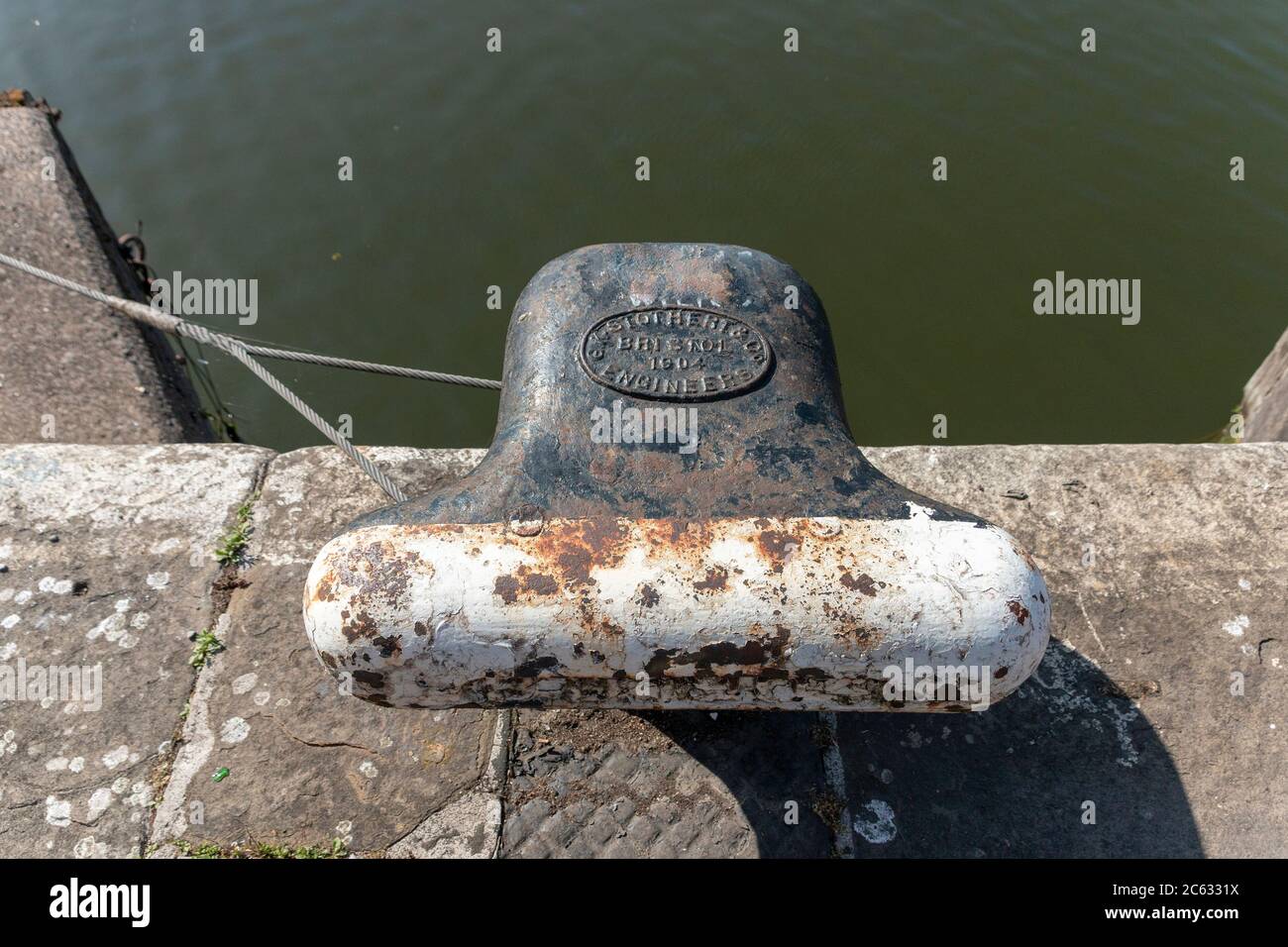 Bristol-Giugno-2020-Inghilterra-Vista ravvicinata di una nave o di una ballerina di barche attaccata al muro del porto per fissare tutte le barche Foto Stock