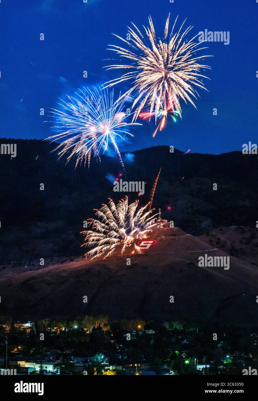 4 luglio fuochi d'artificio su 'S' Mountain; Salida; Colorado; USA Foto Stock
