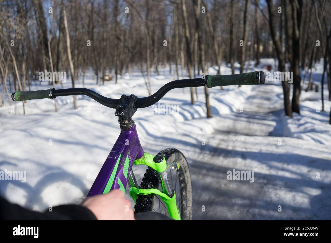 la moto si trova sullo sfondo del salto di sporcizia in inverno Foto Stock