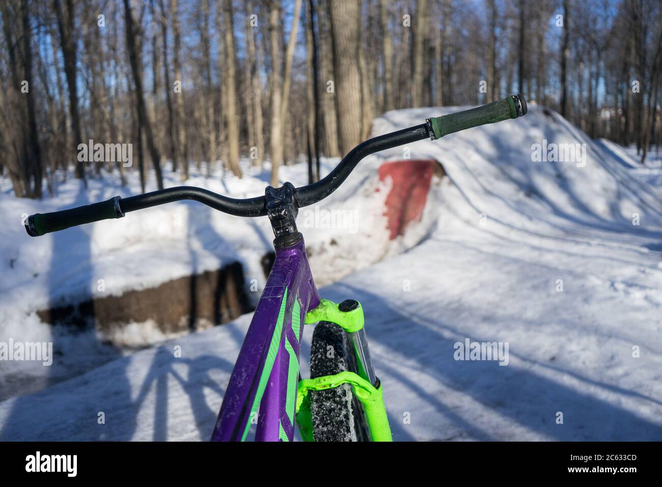 la moto si trova sullo sfondo del salto di sporcizia in inverno Foto Stock