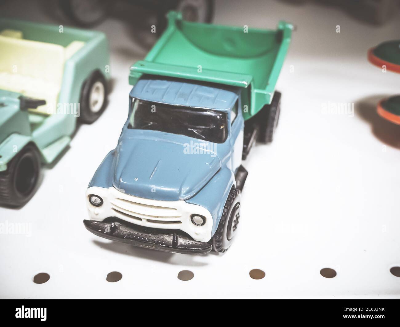 Modello dei bambini sovietici a Kamaz camion. Messa a fuoco al centro, sfocatura radiale Foto Stock