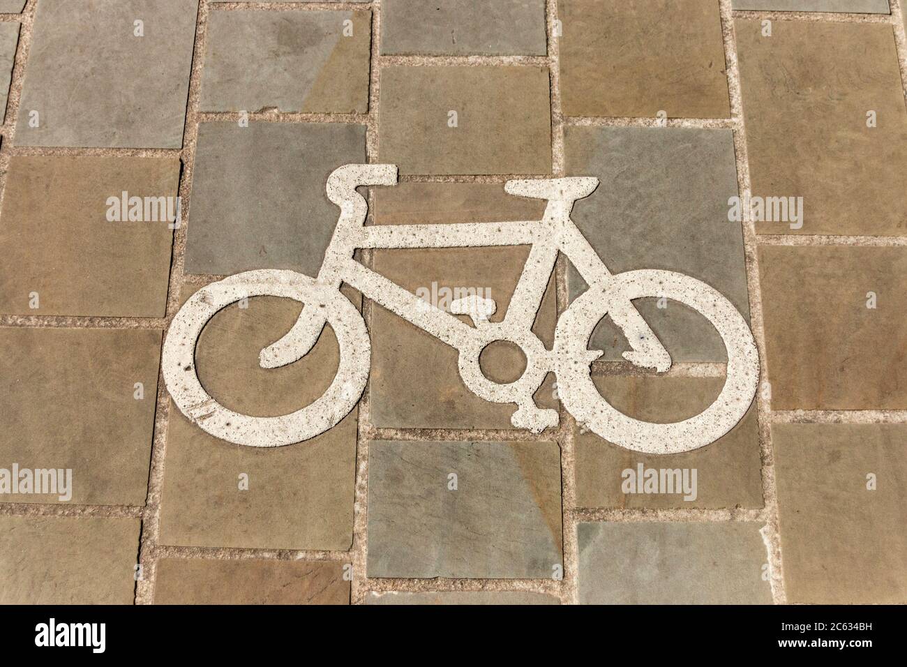 una vista ravvicinata di un cartello di sola bicicletta che è stato dipinto sul pavimento Foto Stock