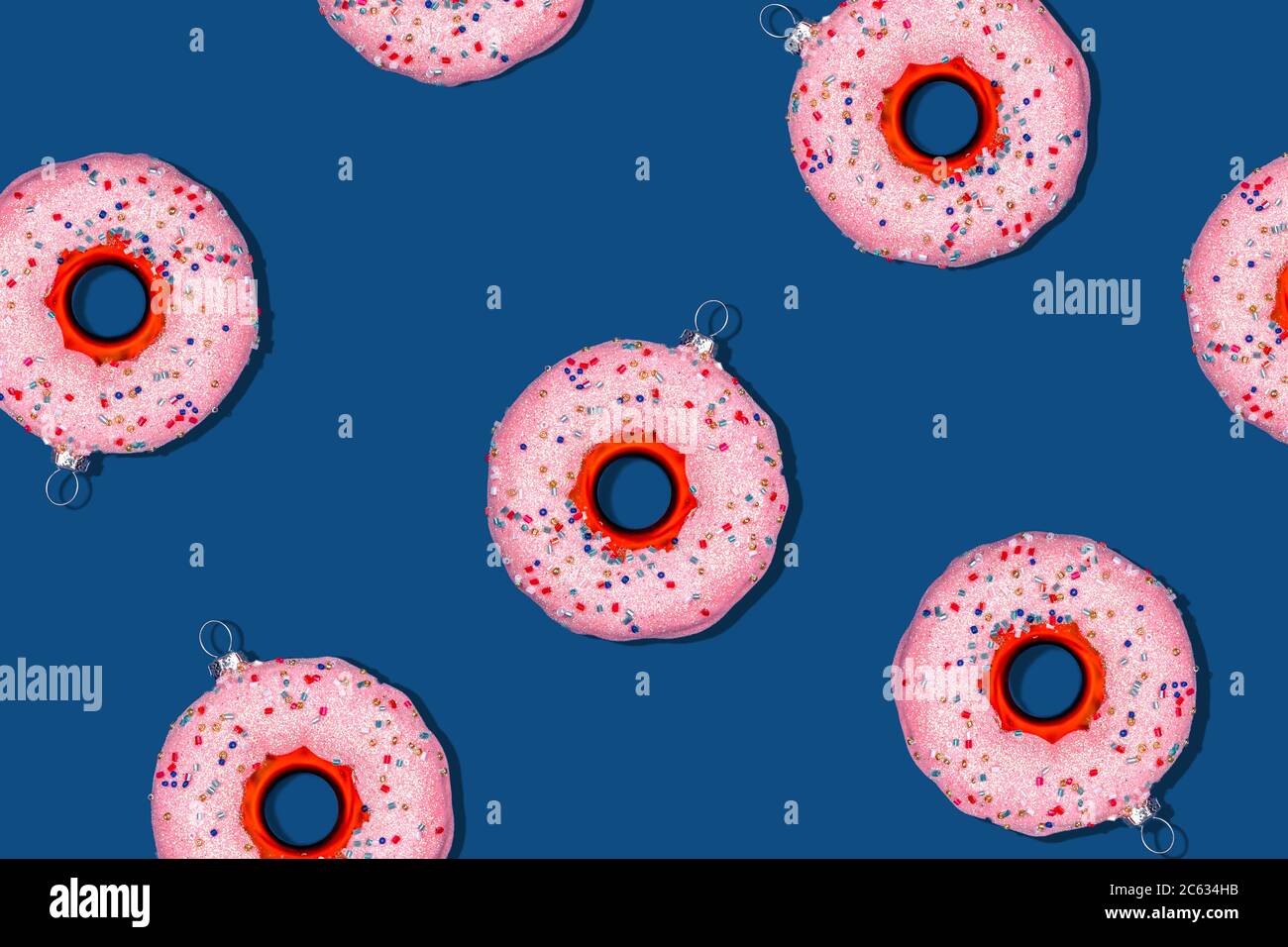 Modello con ciambella giocattolo albero di Natale su classico blu. Concetto di stagione di festa, luogo per il testo Foto Stock